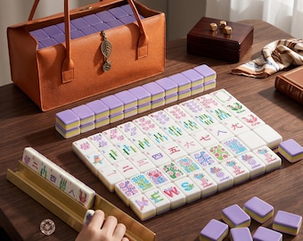 Amerykański mahjong z przenośnym etui – zestaw NMJL Standard, 160 płytek z motywem Jokera „Purpurowy But” | Elegancki, luksusowy prezent na wieczór gry