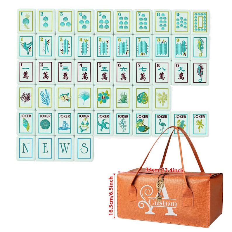 Puede incluir: Un juego de fichas de Mahjong blancas con ilustraciones azules y verdes de n&uacute;meros, caracteres chinos, vida marina y plantas, junto a un bolso de transporte naranja con una letra A blanca y la palabra Custom impresa en el frente.