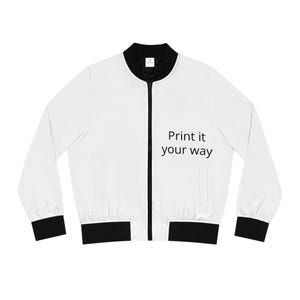 Puede incluir: Chaqueta bomber blanca con ribetes negros en el cuello, los puños y el dobladillo. La chaqueta tiene una cremallera completa y dos bolsillos delanteros. El texto "Print it your way" está impreso en la parte delantera.