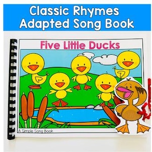 Puede incluir: Un cancionero encuadernado en espiral titulado "Classic Rhymes Adapted Song Book" con el título "Five Little Ducks" en la portada. La portada presenta ilustraciones de cinco patitos amarillos cerca de un estanque, con un pato recortado. El libro está abierto, mostrando ilustraciones coloridas.