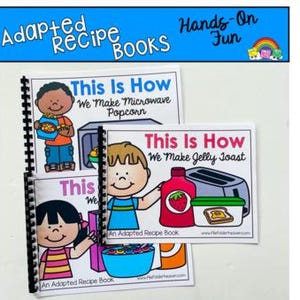 Op de afbeelding: Drie spiraalgebonden "Aangepaste Receptenboeken" met kleurrijke illustraties. De boeken, getiteld "This Is How We Make Microwave Popcorn" en "This Is How We Make Jelly Toast", bevatten cartoonkinderen en keukenapparatuur. De bovenste banner luidt "Adapted Recipe Books" en "Hands-On Fun".