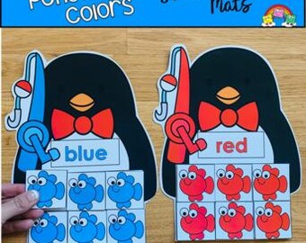 以下が含まれることがあります： 「Penguin Colors」と「Sorting Mats」の文字が入った、ペンギンの形をした2つのソーティングマット。1つは青い蝶ネクタイと「blue」の文字、もう1つは赤い蝶ネクタイと「red」の文字。各マットには、同じ色の魚が描かれています。