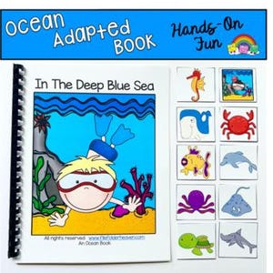 Könnte beinhalten: Ein "Ocean Adapted Book" mit dem Titel "In The Deep Blue Sea" und einer Spiralbindung. Das Cover zeigt einen Cartoon-Taucher unter Wasser. Neun farbenfrohe, quadratische Bildkarten zum Thema Ozean begleiten das Buch, darunter ein Seepferdchen, eine Krabbe und eine Schildkröte.