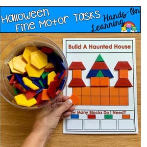 Può includere: Un contenitore di plastica trasparente pieno di forme geometriche colorate accanto a un foglio stampato con la scritta "Build A Haunted House". Il foglio presenta un'immagine di una casa fatta di blocchi e il testo "How Many Blocks Do I Need?" L'immagine include anche il testo "Halloween Fine Motor Tasks Hands-On Learning".