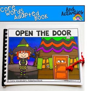 Puede incluir: Un libro adaptado abierto con el título "OPEN THE DOOR" y el texto "Core Words Adapted Book" en la parte superior. El libro presenta una bruja de dibujos animados y una casa con una puerta naranja. El libro está encuadernado en espiral con una cuerda roja adjunta.