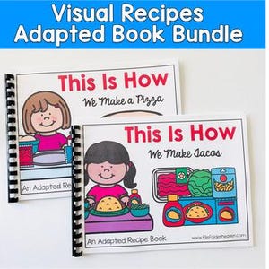 Può includere: Due libri di ricette adattate rilegati a spirale. Il libro in alto si intitola "This Is How We Make a Pizza" con l'illustrazione di una ragazza. Il libro in basso si intitola "This Is How We Make Tacos" con l'illustrazione di una ragazza e ingredienti per tacos.
