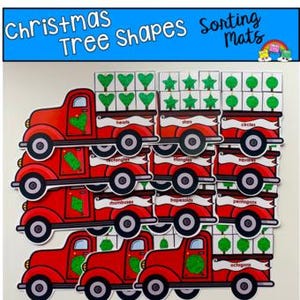 Può includere: Una pila di camion giocattolo rossi con rimorchi bianchi, ognuno etichettato con una forma diversa e riempito con forme verdi corrispondenti. Il testo "Christmas Tree Shapes Sorting Mats" è in alto.