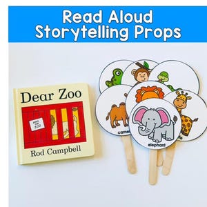 Puede incluir: Un libro infantil titulado "Dear Zoo" de Rod Campbell se muestra junto a varios accesorios de narración con temática de animales. Los accesorios son circulares con ilustraciones de una rana, un mono, una serpiente, un león, una jirafa, un camello y un elefante.