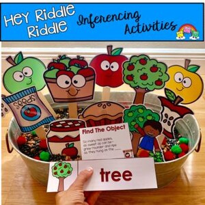 Puede incluir: Una tina de metal llena de materiales educativos con temática de manzanas. Incluye recortes de manzanas, una tarta, una bolsa de semillas y una tarjeta con la palabra "tree". El texto "HEY Riddle Riddle Inferencing Activities" está en la parte superior.