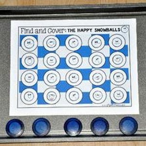 Peut inclure: Une plaque de cuisson en métal contient un jeu imprimé intitulé "Find and Cover: The Happy Snowballs". Le jeu présente un motif en damier bleu et blanc avec des cercles numérotés. Sept pions bleus et circulaires sont en dessous.