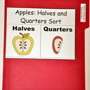 Peut inclure: Un dossier rouge avec une étiquette blanche indiquant "Apples: Halves and Quarters Sort". L'étiquette montre une pomme jaune coupée en deux et un quartier de pomme rouge. L'onglet du fichier contient également le texte "Apples: Halves and Quarters Sort."