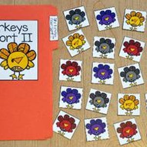 以下が含まれることがあります： 「Silly Turkeys Color Sort II」の文字が入ったオレンジ色のファイルフォルダーと、小さな正方形のカードのコレクション。各カードには、青、黄、赤、グレーなど、さまざまな色の漫画の七面鳥が描かれています。カードは薄茶色の表面に配置されています。