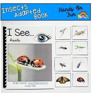 Op de afbeelding: Een "Insecten Aangepast Boek" met de titel "Ik zie... Insecten". Het boek heeft een spiraalbinding en een omslagafbeelding van twee lieveheersbeestjes op een blad. Verschillende kaarten met insectenillustraties, waaronder een libelle, een sprinkhaan, een mier en een vlinder, vergezellen het boek.