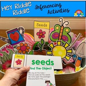 Può includere: Un colorato display educativo con il testo "HEY Riddle Riddle Inferencing Activities." Presenta ritagli a tema giardino, tra cui un annaffiatoio, fiori, una farfalla e un pacchetto di semi. Le parole "seeds" e "Find The Object" sono anch'esse visibili.