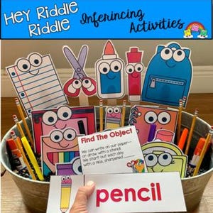 Op de afbeelding: Een metalen emmer gevuld met schoolspullen, waaronder potloden, lijm, scharen en papieren uitsparingen met cartoongezichten. Een hand houdt een kaart vast met het woord "potlood" en de tekst "HEY Riddle Riddle Inferincing Activities".