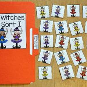 Op de afbeelding: Een oranje dossier met de titel "Happy Witches Color Sort I" met illustraties van heksen in kleurrijke tutu's. Naast het dossier liggen talrijke kleine kaarten met bijpassende heksenillustraties, voor een kleuren sorteeractiviteit.