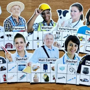 Puede incluir: Un conjunto de recortes de papel que representan diversas profesiones, incluyendo chef, granjero, trabajador, veterinario, maestro, bombero, dentista, cartero, médico y oficial de policía. Cada recorte sostiene una tarjeta con imágenes relacionadas.