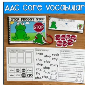 Może przedstawiać: Materiały edukacyjne dla podstawowego słownictwa AAC. Zawiera książkę w oprawie spiralnej zatytułowaną "STOP FROGGY STOP" z ilustracją zielonej żaby i znakiem stopu. Zawiera również fiszki i arkusze ćwiczeń ze słowem "stop".