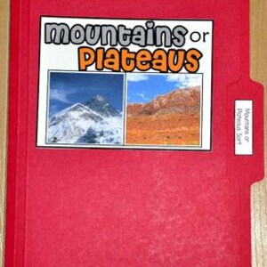 以下が含まれることがあります： 「mountains or Plateaus」の文字が白い長方形に印刷された赤いファイルフォルダー。長方形には、雪をかぶった山と台地の2つの画像が含まれています。右側の小さなラベルには「Mountains or Plateaus Sort」と書かれています。