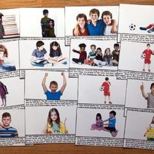 Könnte beinhalten: Eine Sammlung von bedruckten Karten mit Bildern von Kindern in verschiedenen Posen und Aktivitäten. Jede Karte hat ein Foto und eine Textzeile am unteren Rand. Die Karten sind auf einer Holzoberfläche angeordnet.