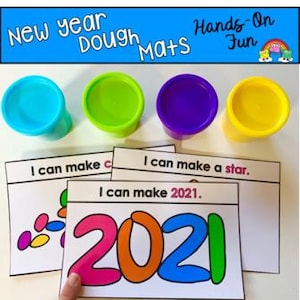 Może przedstawiać: Cztery pojemniki z kolorową plasteliną w kolorze niebieskim, zielonym, fioletowym i żółtym znajdują się nad trzema białymi kartami z tekstem "I can make 2021" i "I can make a star." Obraz zawiera również tekst "New year Dough Mats Hands-On Fun."