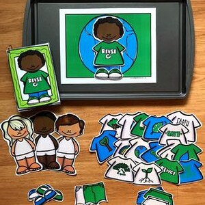 Puede incluir: Material educativo con un personaje de dibujos animados que lleva una camiseta verde con la palabra "REUSE". El conjunto incluye una imagen grande en una bandeja, tarjetas más pequeñas y recortes de ropa con temas ambientales.