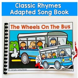Può includere: Un libro di canzoni per bambini intitolato "Classic Rhymes Adapted Song Book". La pagina aperta mostra il titolo "The Wheels On The Bus" con illustrazioni di autobus e passeggeri. Il libro è rilegato con una spirale nera. Il testo "A Simple Song Book" è in basso.
