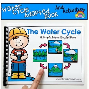 Può includere: Un libro adattato rilegato a spirale intitolato "Il ciclo dell'acqua" con illustrazioni del processo del ciclo dell'acqua. La copertina presenta un ragazzo dei cartoni animati con un casco. Il libro include il testo "Water Cycle Adapted Book And Activities".