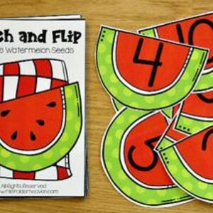 Pode incluir: Um jogo de contagem "Match and Flip" com fatias de melancia. O jogo inclui um livreto com um design de melancia e um conjunto de cartões de fatias de melancia com os números 2, 3, 4 e 10. O texto "Count the Watermelon Seeds" é visível.