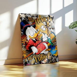 Op de afbeelding: Canvas print met een cartoon eend in een rood pak en hoge hoed, die een waterpijp rookt. Het kunstwerk heeft een graffiti-achtige achtergrond met de woorden "NO MONEY NO FUNNY". De afbeelding leunt tegen een witte muur.
