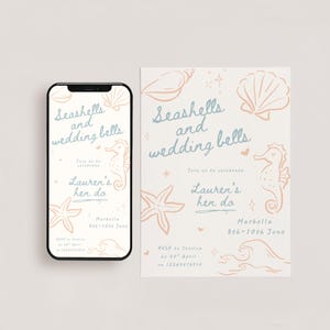Peut inclure: Un smartphone et une carte d'invitation avec le texte "Seashells and wedding bells" en &eacute;criture bleue. L'invitation pr&eacute;sente des illustrations d'hippocampes, de coquillages et d'&eacute;toiles de mer en p&ecirc;che. Le t&eacute;l&eacute;phone affiche le m&ecirc;me design.