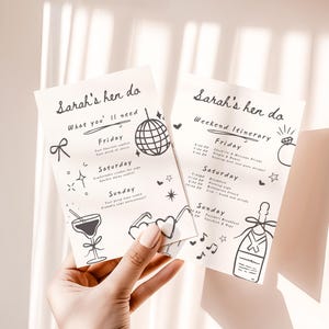 Puede incluir: Dos tarjetas blancas con texto e ilustraciones manuscritos en negro, sostenidas por una mano. Las tarjetas dicen "Sarah's hen do" y detallan un itinerario de fin de semana con dibujos de una bola de discoteca, champán y gafas de sol.