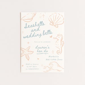 Peut inclure: Une invitation cr&egrave;me avec le texte "Seashells and wedding bells" et des illustrations de coquillages, d'un hippocampe et d'une &eacute;toile de mer. L'invitation est pour l'enterrement de vie de jeune fille de Lauren &agrave; Marbella, du 8 au 10 juin.