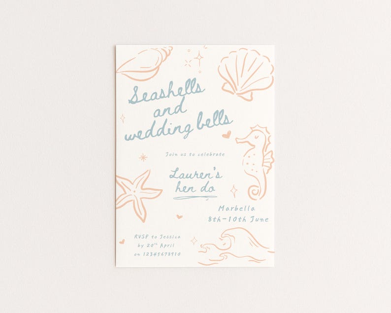 Peut inclure: Une invitation cr&egrave;me avec le texte "Seashells and wedding bells" et des illustrations de coquillages, d'un hippocampe et d'une &eacute;toile de mer. L'invitation est pour l'enterrement de vie de jeune fille de Lauren &agrave; Marbella, du 8 au 10 juin.