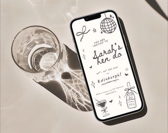 Peut inclure: Un smartphone affiche une invitation en noir et blanc pour "Sarah's hen do" à Édimbourg, avec des illustrations décoratives. Un verre transparent est à côté, projetant des ombres sur la surface.