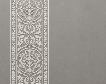 Könnte beinhalten: Ein vertikaler Tapetenstreifen mit einem sich wiederholenden weißen Damastmuster aus komplexen Schnörkeln und floralen Motiven auf einem einfarbigen, matten grauen Hintergrund. Das Design ist von dünnen weißen Rändern eingerahmt.