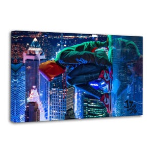 Puede incluir: Impresi&oacute;n en lienzo que representa a un superh&eacute;roe con un traje de Spider-Man, aferrado a un rascacielos en un paisaje urbano nocturno. La imagen tiene una paleta de colores vibrantes con acentos en azul ne&oacute;n y rojo, y el logotipo de MetLife es visible.