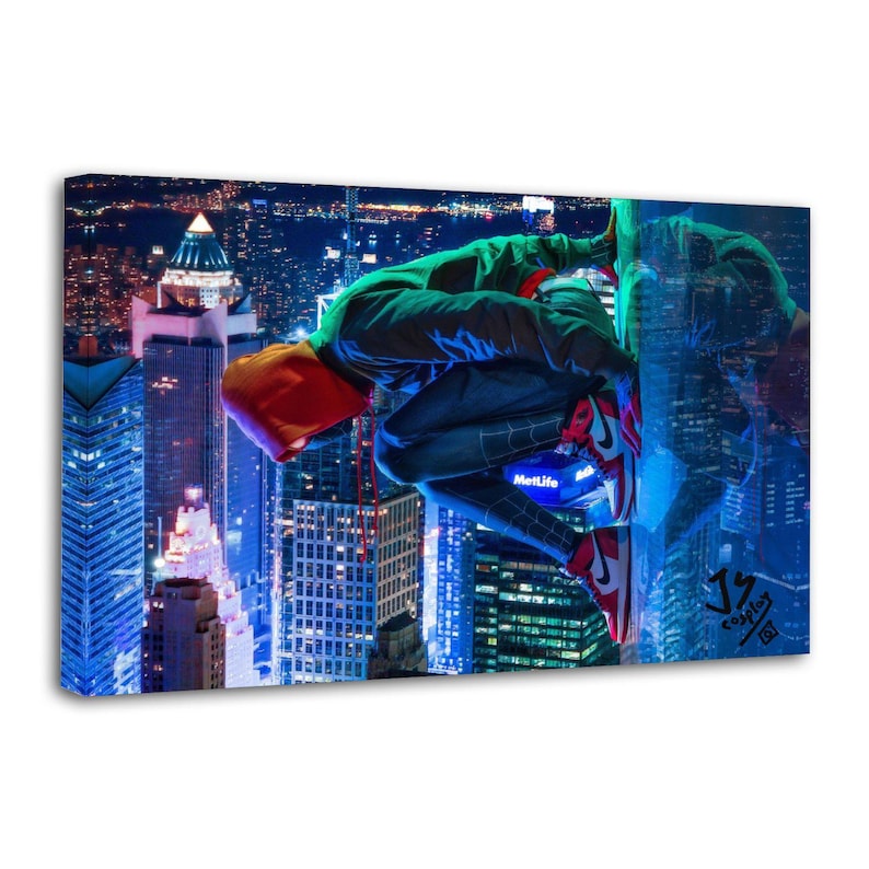 Puede incluir: Impresi&oacute;n en lienzo que representa a un superh&eacute;roe con un traje de Spider-Man, aferrado a un rascacielos en un paisaje urbano nocturno. La imagen tiene una paleta de colores vibrantes con acentos en azul ne&oacute;n y rojo, y el logotipo de MetLife es visible.