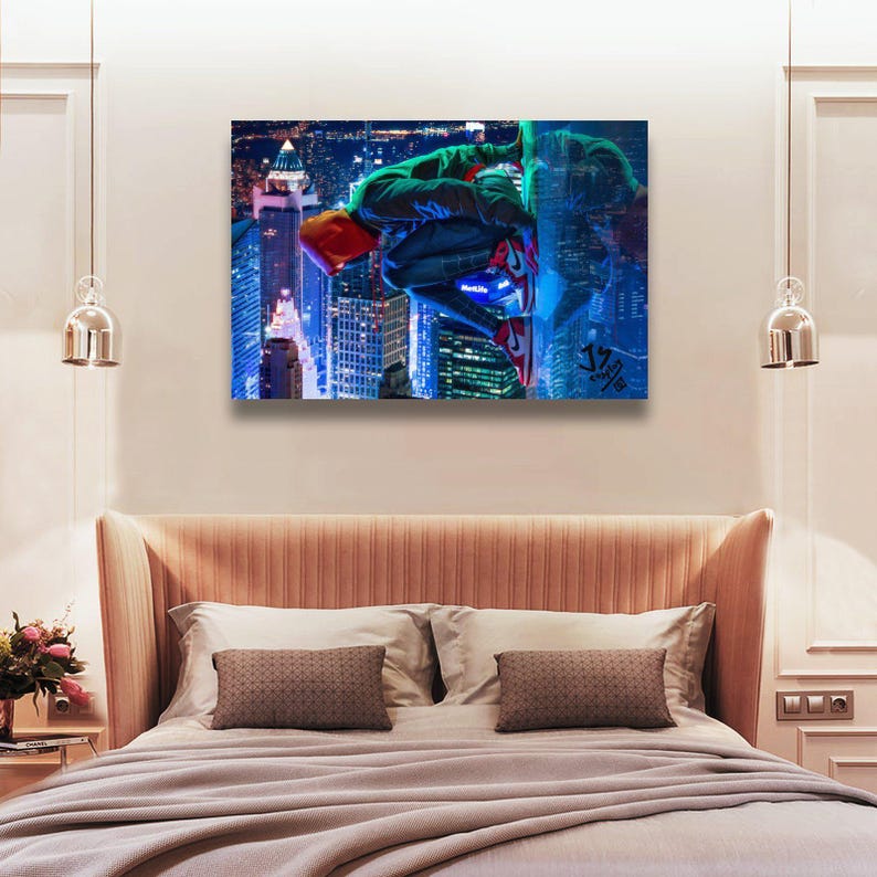 Puede incluir: Impresi&oacute;n en lienzo que representa a un superh&eacute;roe colgado boca abajo de un rascacielos. El personaje lleva una chaqueta verde, zapatos rojos y negros y una m&aacute;scara naranja. El fondo muestra un paisaje urbano vibrante.