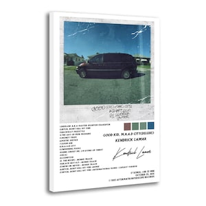 Puede incluir: Impresión enmarcada del álbum "Good Kid, M.A.A.D City (Deluxe)" de Kendrick Lamar. La imagen muestra una furgoneta granate estacionada en una calle bajo un cielo azul. El título del álbum y la lista de canciones son visibles.