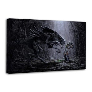 Puede incluir: Impresión en lienzo que muestra una ilustración oscura y detallada de una escena de batalla entre una Reina Alien y un Depredador. La obra de arte es predominantemente negra y gris, con un toque de verde.