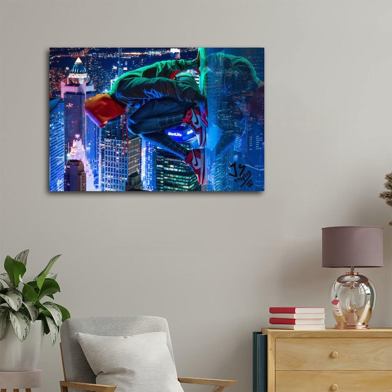Puede incluir: Impresi&oacute;n en lienzo que presenta a un superh&eacute;roe en una pose din&aacute;mica contra un tel&oacute;n de fondo de paisaje urbano. La obra de arte muestra al personaje con un traje verde y negro con detalles en rojo, ambientado en un entorno urbano vibrante e iluminado con ne&oacute;n.
