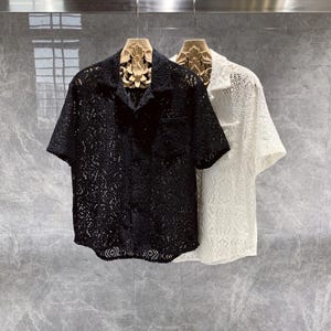 Lässiges dünnes Kurzarm-Shirt für Männer mit ausgeschnittenem Design / Weiß / Schwarz