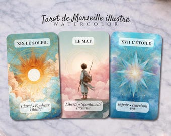 Puede incluir: Tres cartas de tarot rectangulares tituladas Tarot de Marseille illustré Watercolor. La carta izquierda muestra un sol, la central una figura con un bastón y la derecha una estrella. Cada carta presenta etiquetas de texto en francés e ilustraciones en acuarela en tonos azules, naranjas y rosas.
