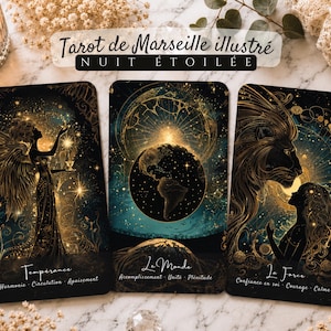 Puede incluir: Tres cartas de tarot rectangulares con ilustraciones celestiales en negro y dorado. Las cartas presentan los títulos Tarot de Marseille illustré Nuit Étoilée, Tempérance, Le Monde y La Force, con texto adicional en francés bajo cada título.