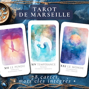 Op de afbeelding: Tarotdeck met drie kaarten, met aquarel illustraties en Franse tekst. De kaarten zijn gelabeld met "XII LE PENDU", "XIV TEMPERANCE" en "XXI LE MONDE". Het deck bevat 78 kaarten met geïntegreerde sleutelwoorden.