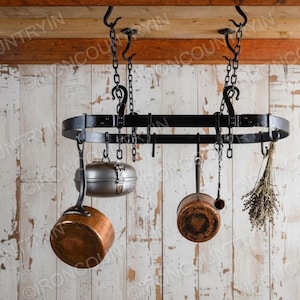 Puede incluir: Un estante para ollas de hierro forjado negro suspendido del techo por cadenas. El estante contiene ollas de cobre, un recipiente de metal y un manojo de hierbas secas. El fondo presenta una pared de madera rústica y desgastada.