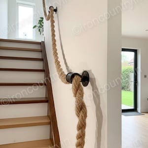 Industriellt trappräcke av juterep – Rustikt ledstång i metallfäste