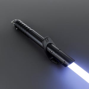 Op de afbeelding: Een zwart lichtzwaard met een helder wit blad. Het handvat is zwart met een getextureerde grip en een ring aan het uiteinde. Het blad straalt een helder wit licht uit en het algehele ontwerp is strak en futuristisch.