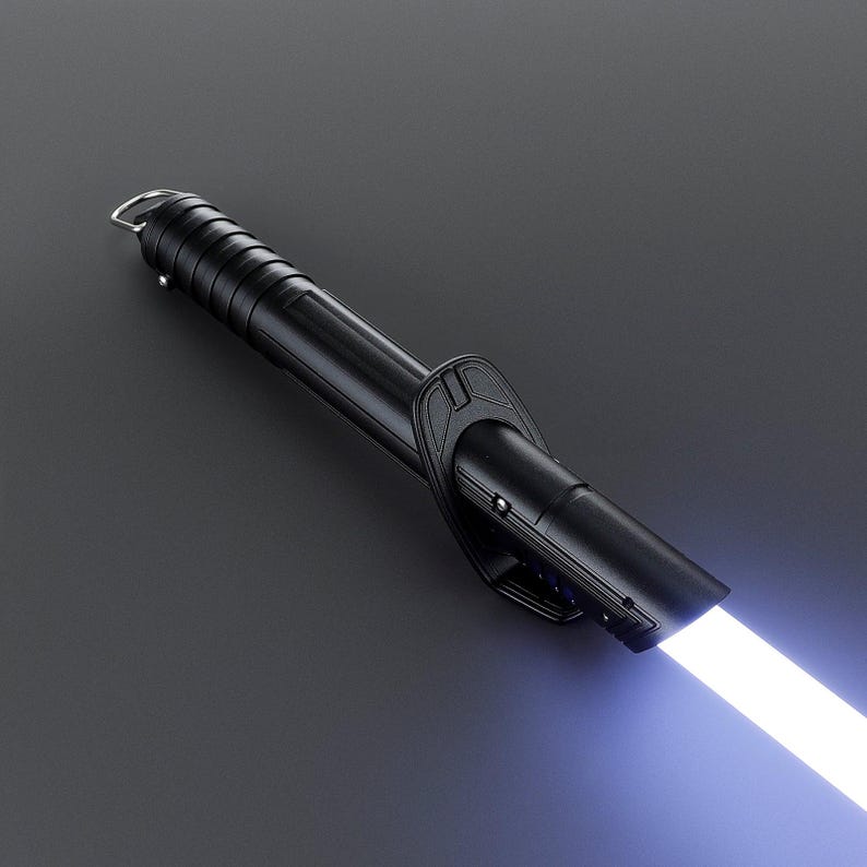 Op de afbeelding: Een zwart lichtzwaard met een helder wit blad. Het handvat is zwart met een getextureerde grip en een ring aan het uiteinde. Het blad straalt een helder wit licht uit en het algehele ontwerp is strak en futuristisch.